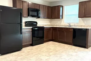 210 Raintree Ln, Painesville, OH 44077 - Photo 2