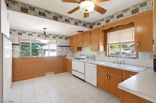1078 Oakland Ave, Akron, OH 44310 - Photo 12