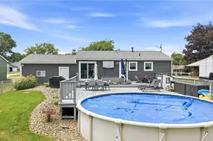 723 Dresden Dr, Hubbard, OH 44425 - Photo 2