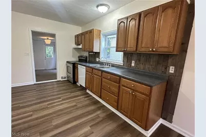 881 Harbor Street, Conneaut, OH 44030 - Photo 8