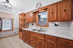 139 Fox St, Hubbard, OH 44425 - Photo 10