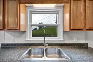 2121 9th St SW, Akron, OH 44314 - Photo 10