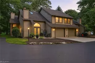 1293 Red Tail Hawk Dr, Boardman, OH 44512 - Photo 2