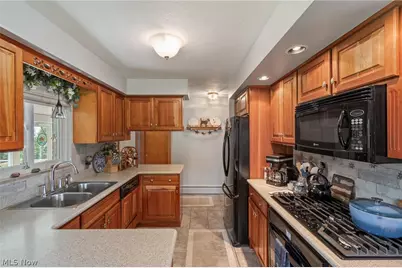 82 Whitefriars Drive, Akron, OH 44319 - Photo 22