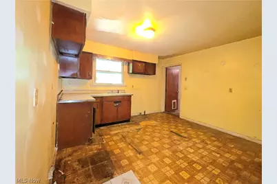 6118 Gladys Avenue, Elyria, OH 44035 - Photo 10
