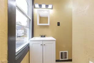 258 Oberlin Ct, Akron, OH 44311 - Photo 12