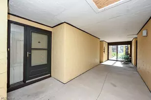 879 Hampton Ridge Dr, Akron, OH 44313 - Photo 2