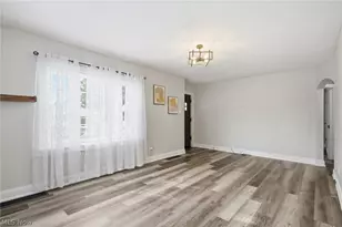 571 Wesleyan Ave, Barberton, OH 44203 - Photo 10