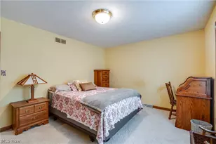 332 W Heatherwood Dr, Barberton, OH 44203 - Photo 14