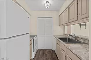 2542 Royal County Down, Uniontown, OH 44685 - Photo 12