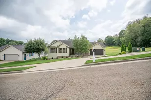 1751 Sandlewood Dr SE, New Philadelphia, OH 44663 - Photo 2