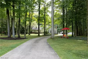 17099 Creighton Dr, Chagrin Falls, OH 44023 - Photo 2