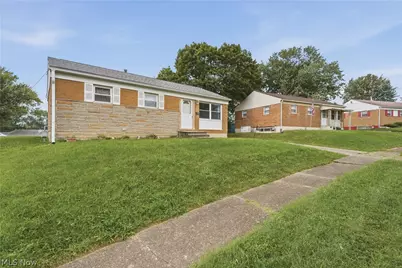2425 Regentview Street NE, Canton, OH 44705 - Photo 2