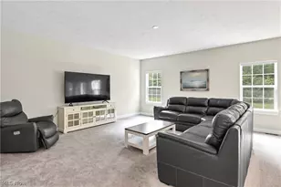35405 Crystal Creek Ct, Grafton, OH 44044 - Photo 2