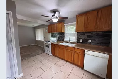625 Delaware Avenue, Elyria, OH 44035 - Photo 2
