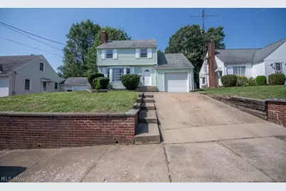 2415 Snyder Avenue NE, Canton, OH 44714 - Photo 2