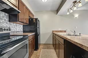 1605 Treetop Trail, Akron, OH 44313 - Photo 8