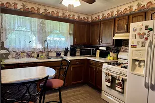 314 W 3rd St, Uhrichsville, OH 44683 - Photo 6