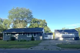 902 Warrington Rd, Akron, OH 44320 - Photo 1