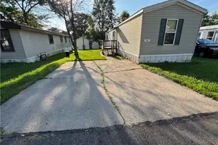 6301 Sue Lynn Dr, Ravenna, OH 44266 - Photo 2