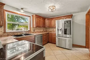 811 Leecrest St NW, Massillon, OH 44646 - Photo 2