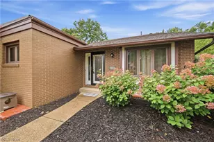 4727 Greenbriar Square NE, Canton, OH 44714 - Photo 2