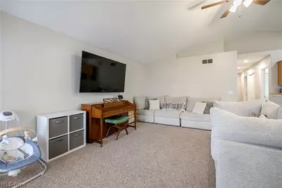 477 Franklin Avenue, Barberton, OH 44203 - Photo 2