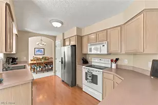 10262 Wildflower Way, Grandview Heights, OH 44147 - Photo 10