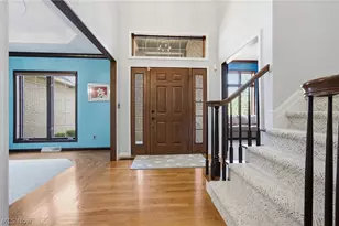 1418 Homestead Creek Dr, Grandview Heights, OH 44147 - Photo 2