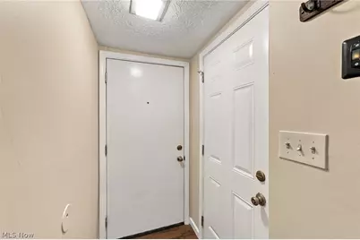 547 Center Avenue, Cuyahoga Falls, OH 44221 - Photo 2