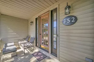 352 Carol Ln, Elyria, OH 44035 - Photo 4