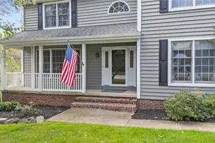 240 Greenview Dr, Aurora, OH 44202 - Photo 2