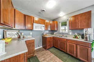 9871 Bright Dr, Windham, OH 44288 - Photo 8