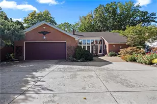 916 Elywood Dr, Elyria, OH 44035 - Photo 2