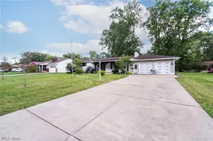 31 Lakeshore Dr, Youngstown, OH 44511 - Photo 2