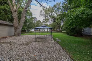 1949 Auten Dr, Akron, OH 44320 - Photo 32