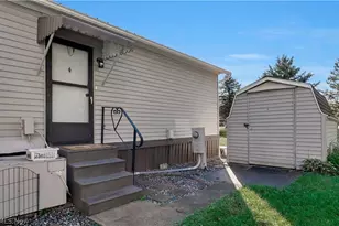 131 Hickory Cir, Elyria, OH 44035 - Photo 4