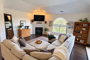 8609 Scenicview Dr, Grandview Heights, OH 44147 - Photo 2
