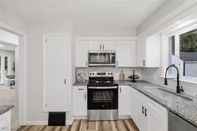1055 Seward Avenue, Akron, OH 44320 - Photo 2