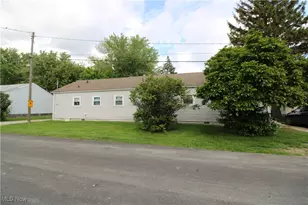 335 Superior Ct, Port Clinton, OH 43452 - Photo 1