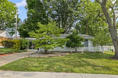 983 Roseland Road, Alliance, OH 44601 - Photo 1