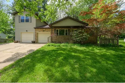 905 Pineview Avenue SE, North Canton, OH 44720 - Photo 1