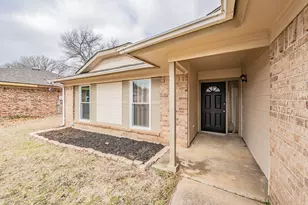 221 Kalmia Dr, Arlington, TX 76018 - Photo 4