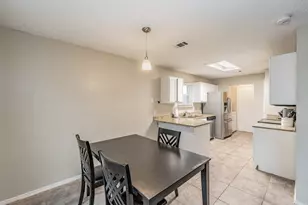 221 Kalmia Dr, Arlington, TX 76018 - Photo 8