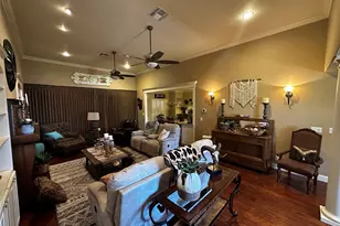 1602 Jefferson St, Bowie, TX 76230 - Photo 4