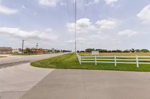 836 S Debbie Ln, Pilot Point, TX 76258 - Photo 10