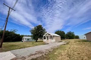 509 Ussery St, Bowie, TX 76230 - Photo 10