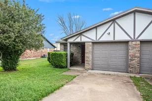 709 Pleasant Manor Manor, Burleson, TX 76028 - Photo 2