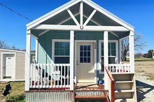 506 Green St, Bowie, TX 76230 - Photo 1