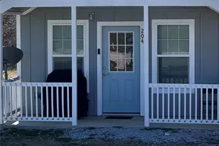 204 W Riley St, Bowie, TX 76230 - Photo 2